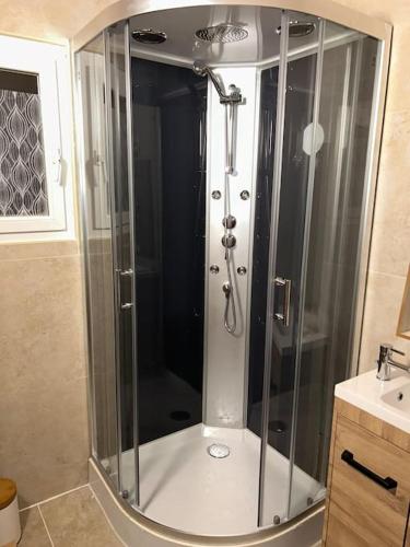 Ένα μπάνιο στο Le 8 Appartement - Le Duplex II - parking gratuit -