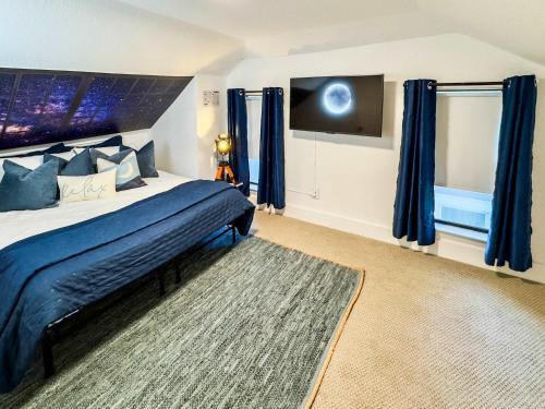 a bedroom with a large bed and a tv at New White On Columbus Family Gathering Place in Waco