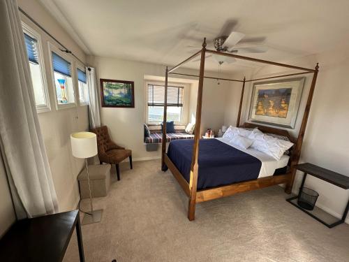 a bedroom with a canopy bed and a desk at Tiller House - Savannah Room in Windsor