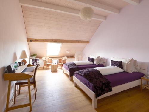 Ένα ή περισσότερα κρεβάτια σε δωμάτιο στο La Commanderie