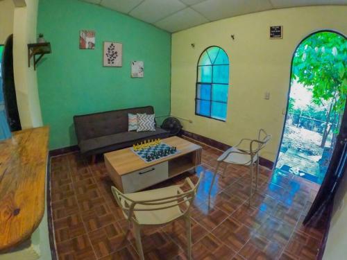 ランキンにあるCasa Cacaoのソファとテーブルと椅子のあるリビングルーム