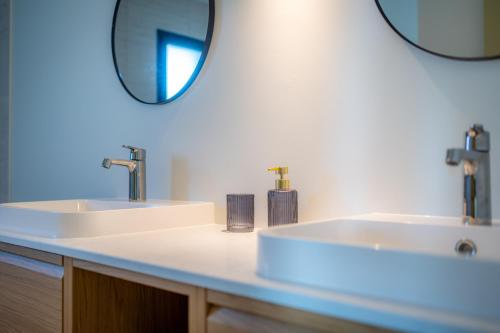 a bathroom with two sinks and a mirror at Maison moderne et spacieuse avec jardin à Pessac in Pessac