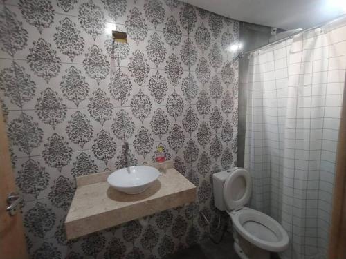 a bathroom with a sink and a toilet at Seasonal or student flat near Cachoeira in Campo Grande
