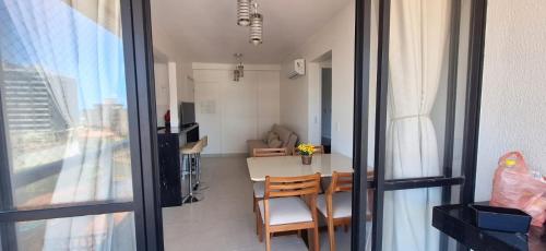 a kitchen and dining room with a table and chairs at AP Praia - Vog 2 quartos com AR e D'Ouro Park-Rua dos Tangarás, 20 todo climatizado in Ilhéus