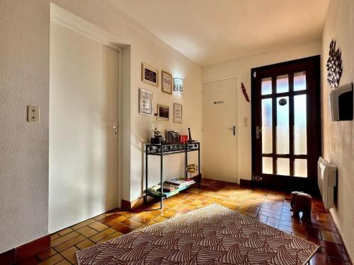 a room with a hallway with a door and a floor at RIBA D'AUDE SPA privatif proximité aéroport et de la Cité médiévale in Carcassonne