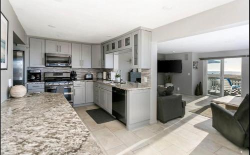Η κουζίνα ή μικρή κουζίνα στο 90210 Beach House Lower Unit