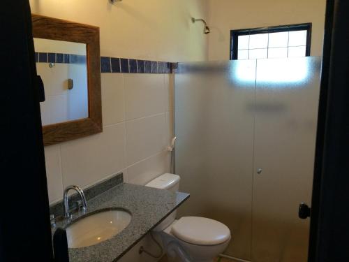 a bathroom with a toilet and a sink and a shower at Pousada do Café - Chalé 1 -São Sebastião da Grama in São Sebastião da Grama
