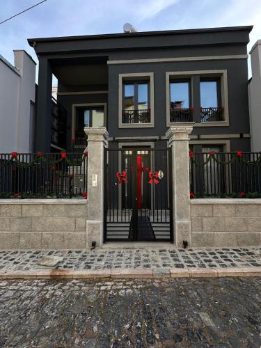Edificio en el que se encuentra el hostal o pensión