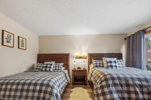 Ein Bett oder Betten in einem Zimmer der Unterkunft Large 2 Floor Condo, Pool Pass, Beach Club, walk to Shanty Creek