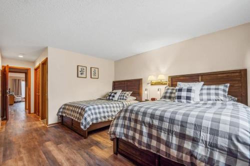 Ein Bett oder Betten in einem Zimmer der Unterkunft Large 2 Floor Condo, Pool Pass, Beach Club, walk to Shanty Creek