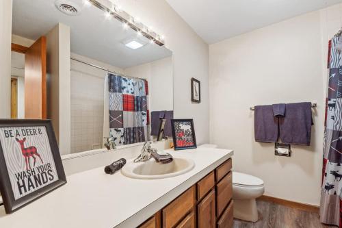Ein Badezimmer in der Unterkunft Large 2 Floor Condo, Pool Pass, Beach Club, walk to Shanty Creek