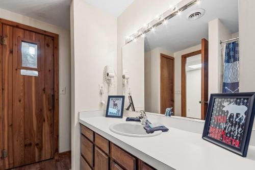 Galeriebild der Unterkunft Large 2 Floor Condo, Pool Pass, Beach Club, walk to Shanty Creek in Bellaire