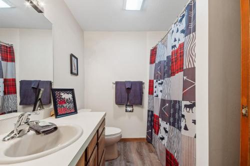 Ein Badezimmer in der Unterkunft Large 2 Floor Condo, Pool Pass, Beach Club, walk to Shanty Creek