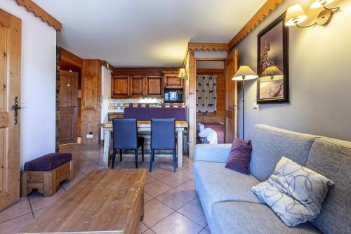 un salon avec un canapé et une table dans l'établissement Résidence Les Hauts Bois - Résidence LES HAUTS-BOIS N°A6 MAE-5171, à Aime La Plagne
