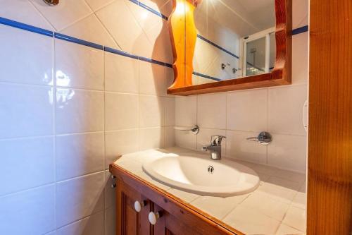 une salle de bain avec un lavabo et un miroir dans l'établissement Résidence Les Hauts Bois - Résidence LES HAUTS-BOIS N°A6 MAE-5171, à Aime La Plagne