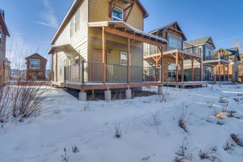 4 Mi to Granby Ranch Cabin with Hot Tub Access! v zimě