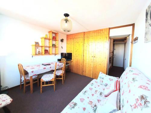 une pièce avec une table et des chaises et une chambre dans l'établissement Résidence La Taiga - Résidence TAIGA N°33 MAE-1601, à La Plagne Tarentaise