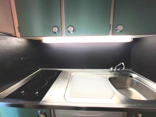 une cuisine avec un évier et une cuisinière dans l'établissement Résidence La Taiga - Résidence TAIGA N°33 MAE-1601, à La Plagne Tarentaise