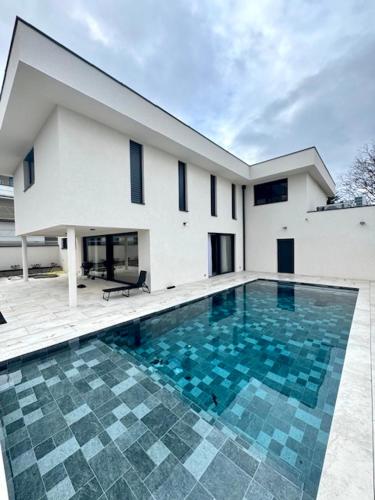 une grande piscine devant une maison dans l'établissement Villa, à Furdenheim