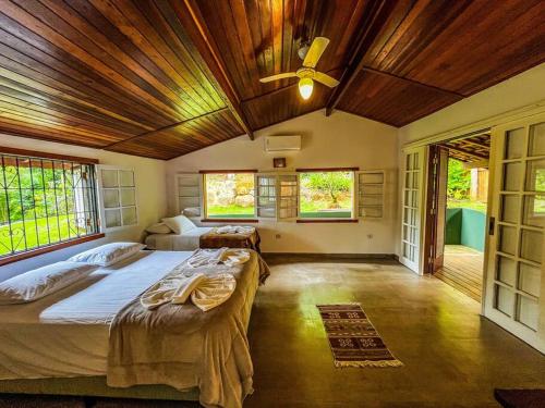 Cama ou camas em um quarto em Chalé Varandas Vistamar com Ar Condicionado e churrasqueira
