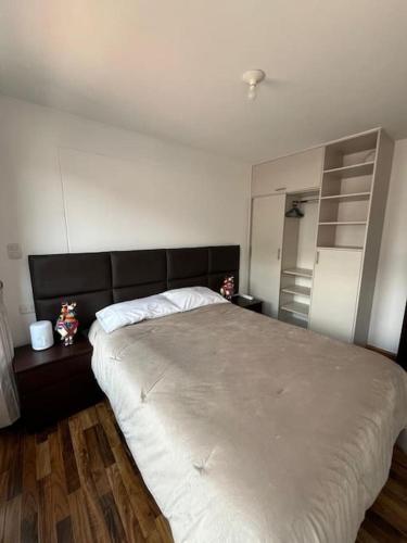 a bedroom with a large bed in a room at Apartamento de estreno en Cusco in Cusco