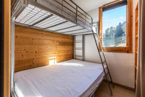 Ce lit superposé se trouve dans un dortoir doté d'une fenêtre. dans l'établissement Résidence La Clef - Studio cabine pour 5 personnes de 26m² MAE-0701, à La Plagne Tarentaise