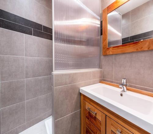 une salle de bain avec un lavabo et une douche dans l'établissement Résidence La Clef - Studio cabine pour 5 personnes de 26m² MAE-0701, à La Plagne Tarentaise