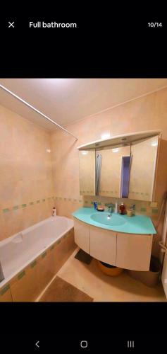une salle de bain avec une baignoire et un lavabo et une baignoire dans l'établissement Renewed Spacious 35m2 Studio in Paris, à Paris