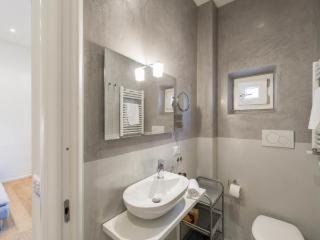 een badkamer met een wastafel, een toilet en een bad bij Casa Maron in Florence