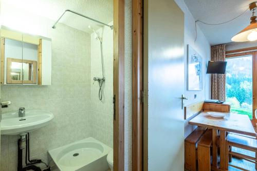 une salle de bain avec un lavabo et des toilettes dans l'établissement Résidence Cristallin G - CRISTALLIN 1 MAE-2621, à Valmorel
