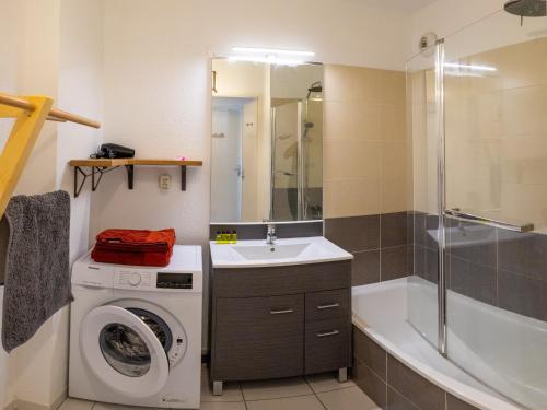 a bathroom with a washing machine and a sink at Le Beluga XL - Confort et proximité Airbus in Colomiers