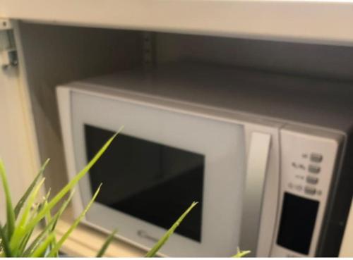 Un four micro-ondes est installé au-dessus d'une table. dans l'établissement Un Noël magique, à Sainte-Croix-en-Plaine