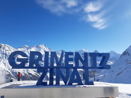 a sign for a ski resort in the mountains at Zinal - Studio/mezzanine à 2 pas du télécabine in Zinal