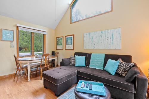 Χώρος καθιστικού στο Sunset Shores - Chalet Cabin #3 by Simple Life Rentals