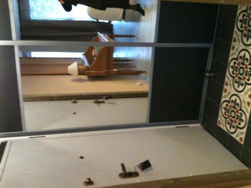 La salle de bains est pourvue d'un miroir et d'un lavabo. dans l'établissement Appartement Les Thermes II, à Balaruc-les-Bains