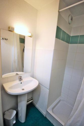 une salle de bain blanche avec un lavabo et une douche dans l'établissement Chalets De La Vanoise - LES CHALETS DE LA VANOISE-CV3103 MAE-4531, à Villarodin-Bourget