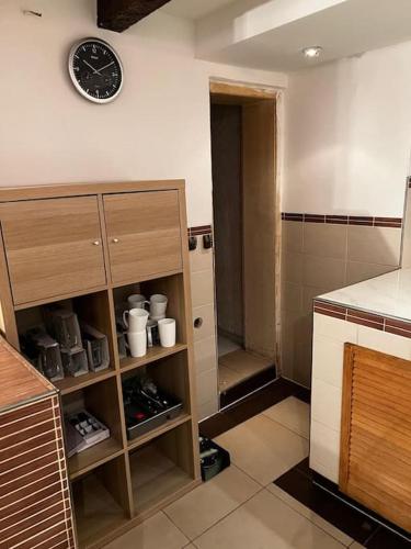 Una cocina o cocineta en Großes Haus in Jülich Neu möbiliert