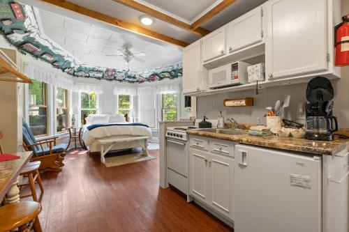 Η κουζίνα ή μικρή κουζίνα στο Tuckaway Cottage by Simple Life Rentals
