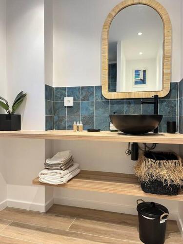a bathroom with a sink and a mirror at Bungalow Oana in Grande Saline