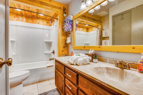 Un baño con lavabo, inodoro y espejo. en 2 Mi to Granby Ranch Dog-Friendly Studio!, en Granby