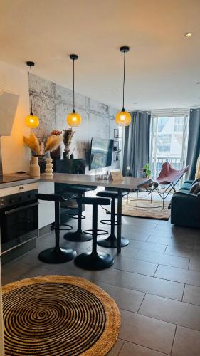 un salon avec une table et une cuisine dans l'établissement Appartement accès direct mer et de toutes commodités, à La Grande Motte