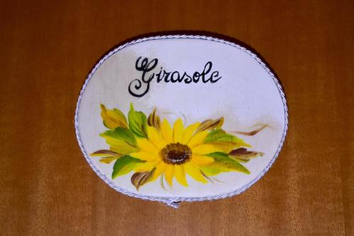 a plate with a yellow flower on a table at Le case di Isabella in Gambassi Terme