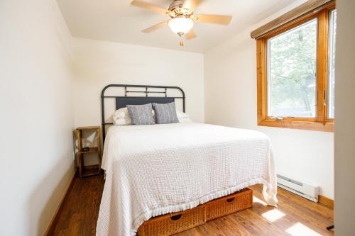 ein Schlafzimmer mit einem Bett und einem Deckenventilator in der Unterkunft Collings Summer House by Simple Life Rentals in Ephraim