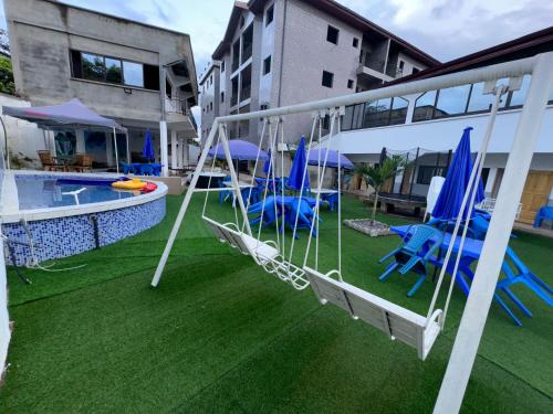 a swing hanging from the side of a building at Complexe M Appartement meuble 3 chambres , 2 salles de bains une cuisine in Yaoundé