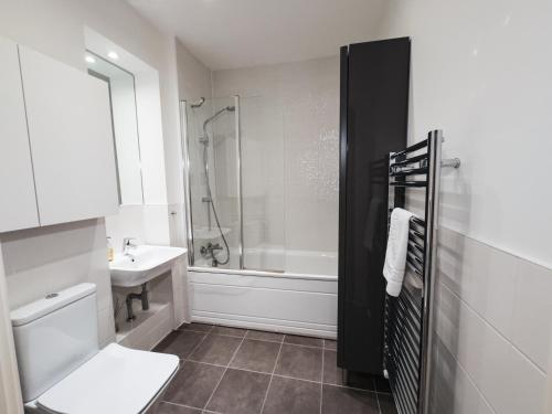 une salle de bain avec toilettes, lavabo et douche dans l'établissement Imperial Stays- Parking, 4K TVs, Central, WIFI and more!, à Bath