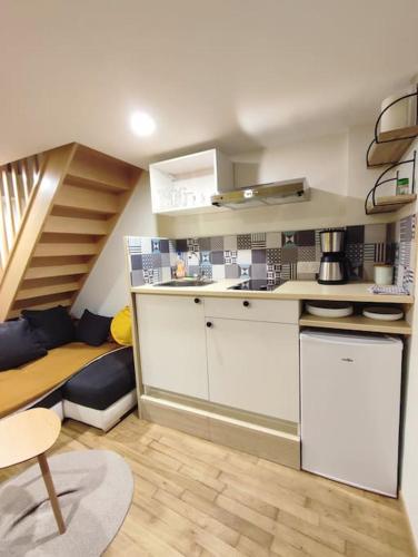- une petite cuisine avec un escalier dans une chambre dans l'établissement logement près des volcans, à Durtol