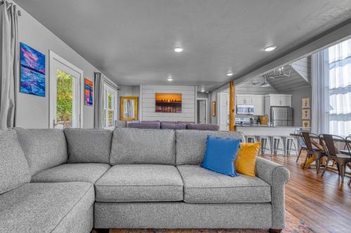 a living room with a couch and a kitchen at Westeros by Simple Life Rentals in Ephraim