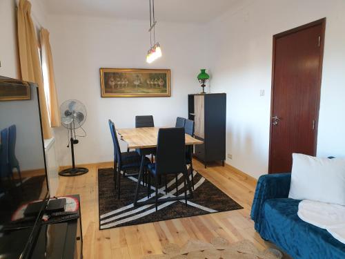a living room with a table and chairs and a couch at Casa Oriana - Serra da Estrela in São Paio