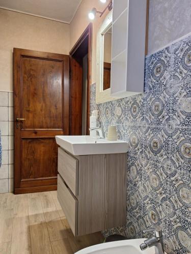 ein Badezimmer mit Waschbecken, Toilette und Spiegel in der Unterkunft Apartmanet Il Nido in Fucecchio