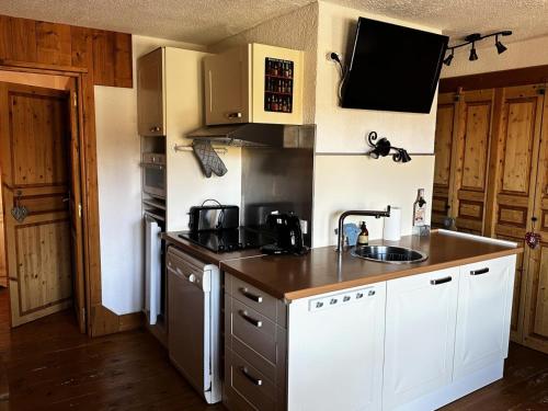 une cuisine avec un évier et un plan de travail dans l'établissement Résidence Croix Du Sud - 3 Pièces pour 7 Personnes 551, à Aime La Plagne